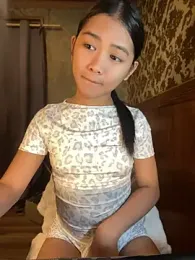 hugecock_molly webcam model stream image