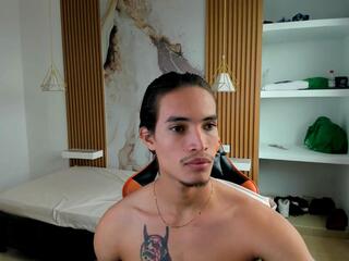 Kenshi Roa webcam model stream image