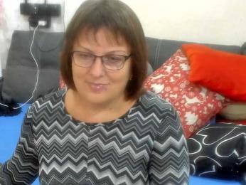 KyliePage1 webcam model stream image